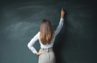 على مقاعد سيارتها الخلفية.. تفاصيل فضيحة جنسية لمعلمة أمريكية متزوجة مع طالبها المراهق