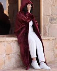 مديرة مدرسة تمنع ارتداء “الفروات” فوق الزي المدرسي..!!