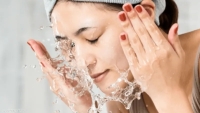 الماء البارد أم الساخن.. أيّهما الأفضل لغسل الوجه؟