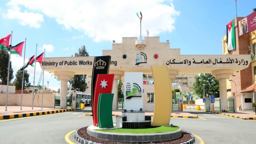 الأشغال تطرح عطاء لإعادة إنارة ممر عمّان التنموي بالطاقة الشمسية