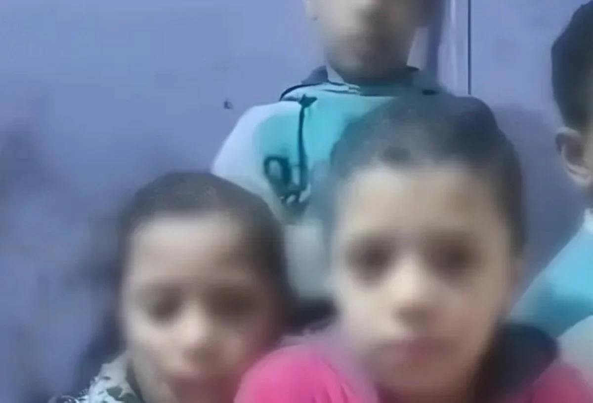 أم مصرية تعرض اطفالها للبيع بسبب الفقر