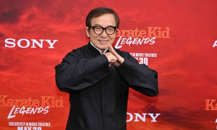 الممثل الشهير جاكي شان يبكي متأثرا على أطفال غزة (شاهد)