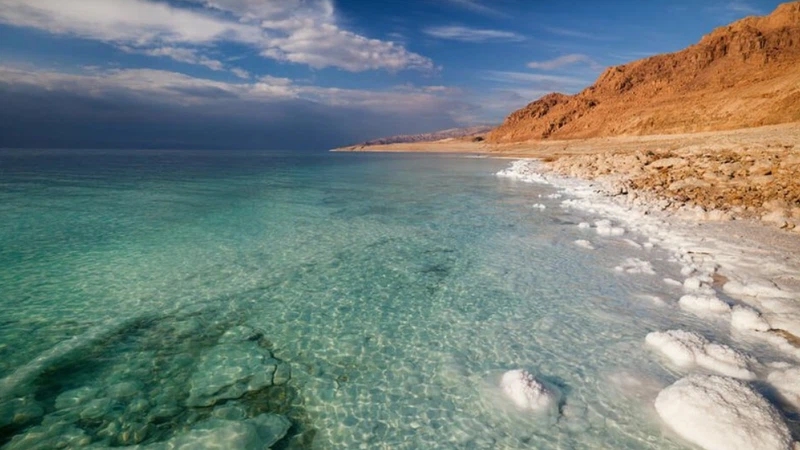 بعد أعوام من الانخفاض... 300 مليون متر مكعب من مياه الأمطار ترفع مستوى البحر الميت