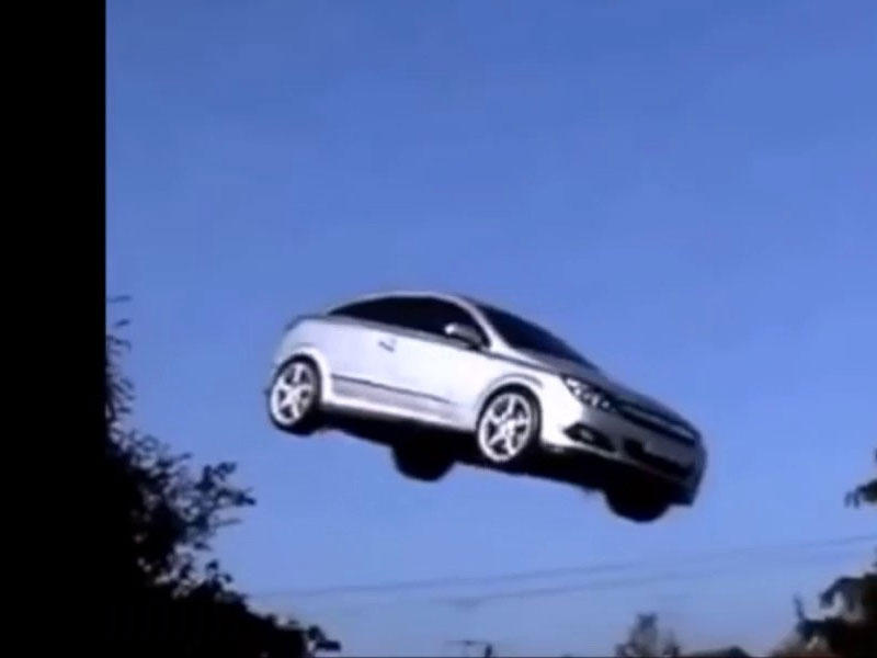 السيارة قفزت من فوق مسرب الباص السريع.. اصابتين في حادث سير مروع في عمان (فيديو)