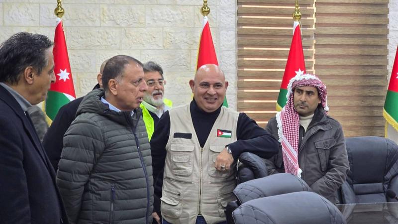 وزير الداخلية يتفقد غرفة عمليات محافظة جرش